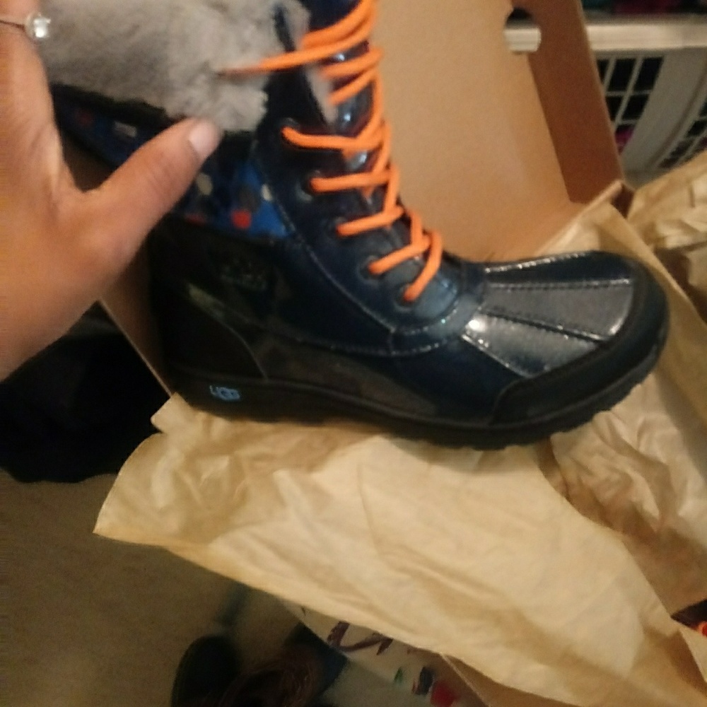 Size 6 ugg boots!